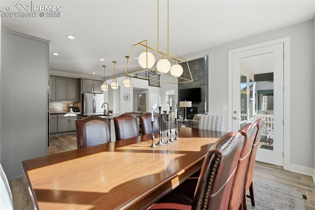 Image 16 of 50: Dining Area