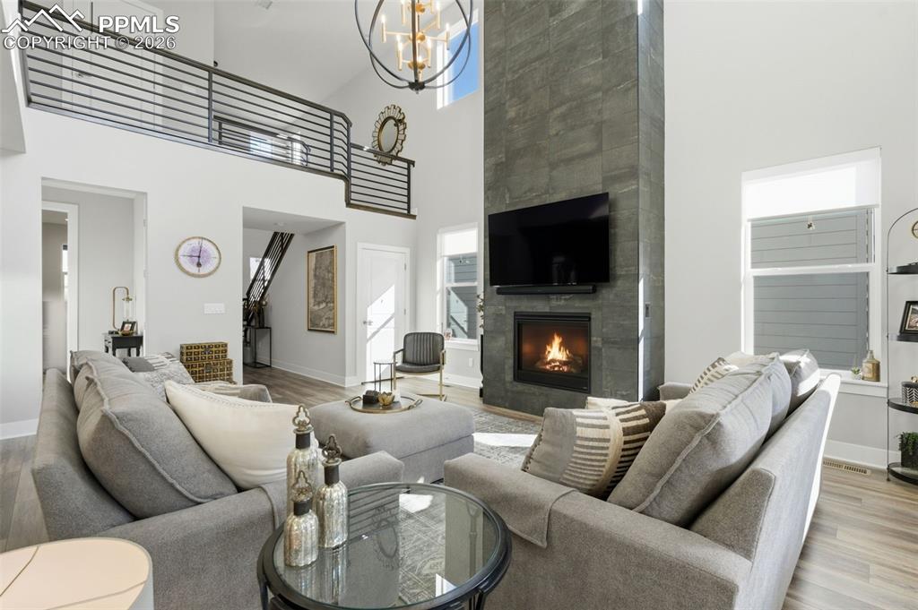 Image 7 of 50: Living Room