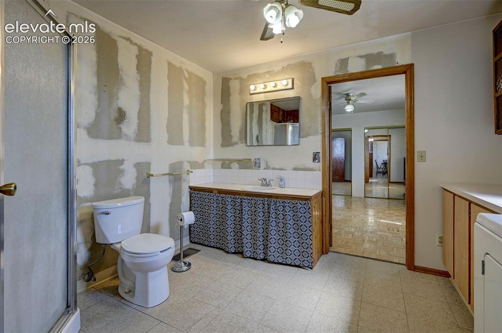 Image 12 of 50: Bathroom