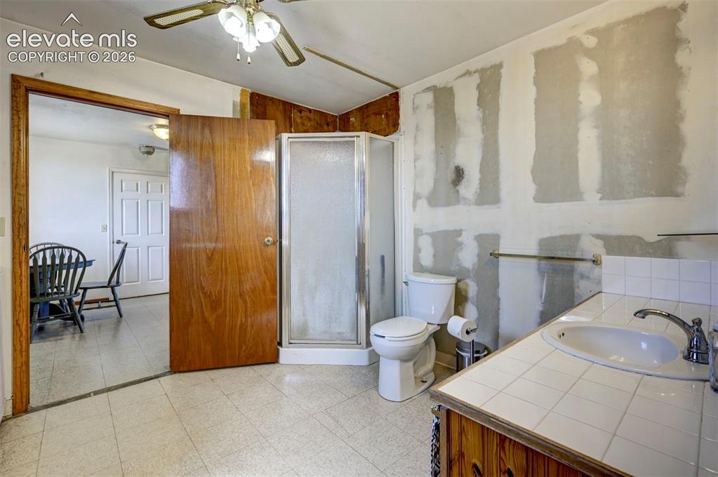 Image 14 of 50: Bathroom