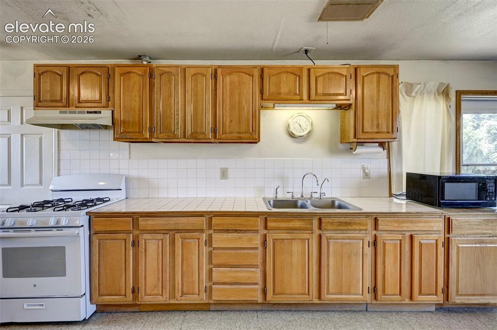 Image 4 of 50: Kitchen