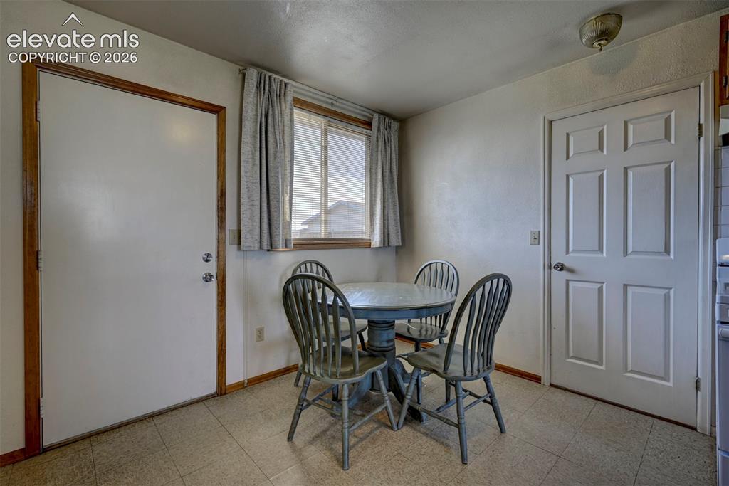 Image 6 of 50: Dining Area
