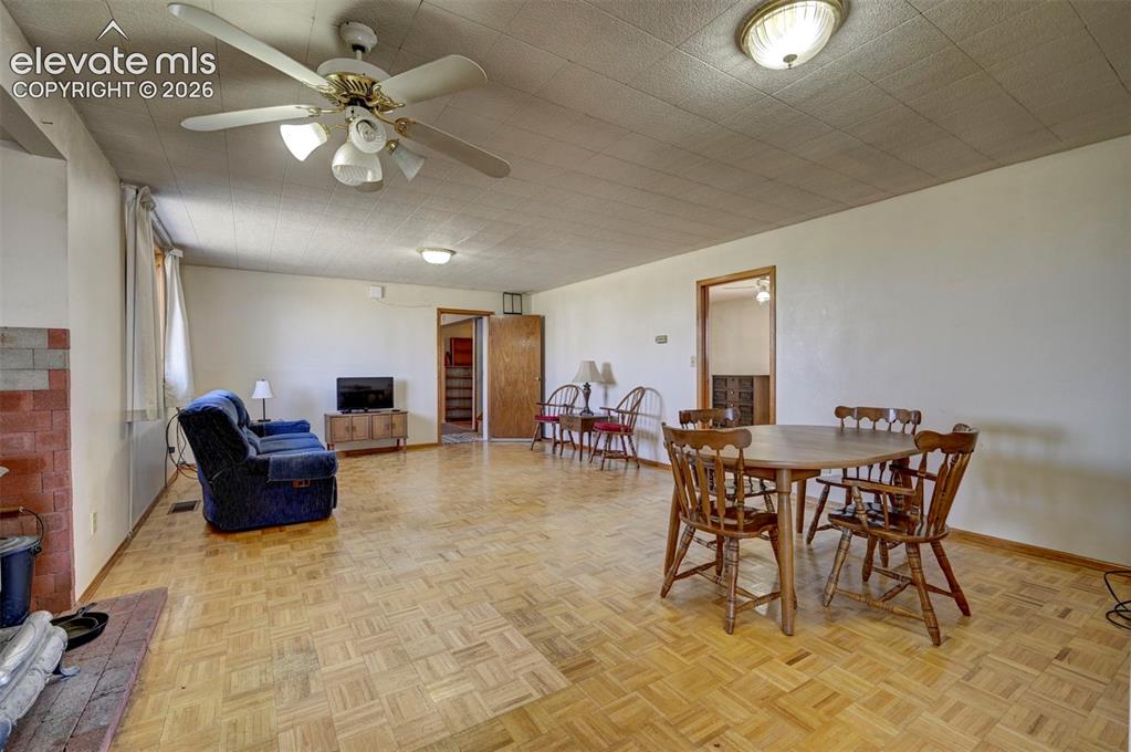 Image 7 of 50: Dining Area