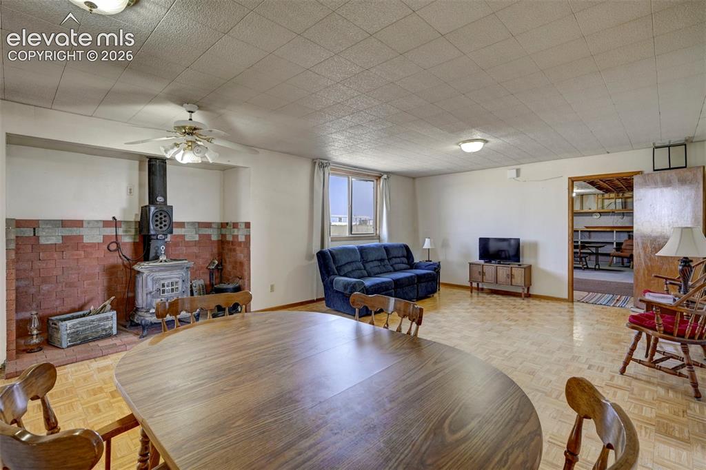 Image 8 of 50: Dining Area