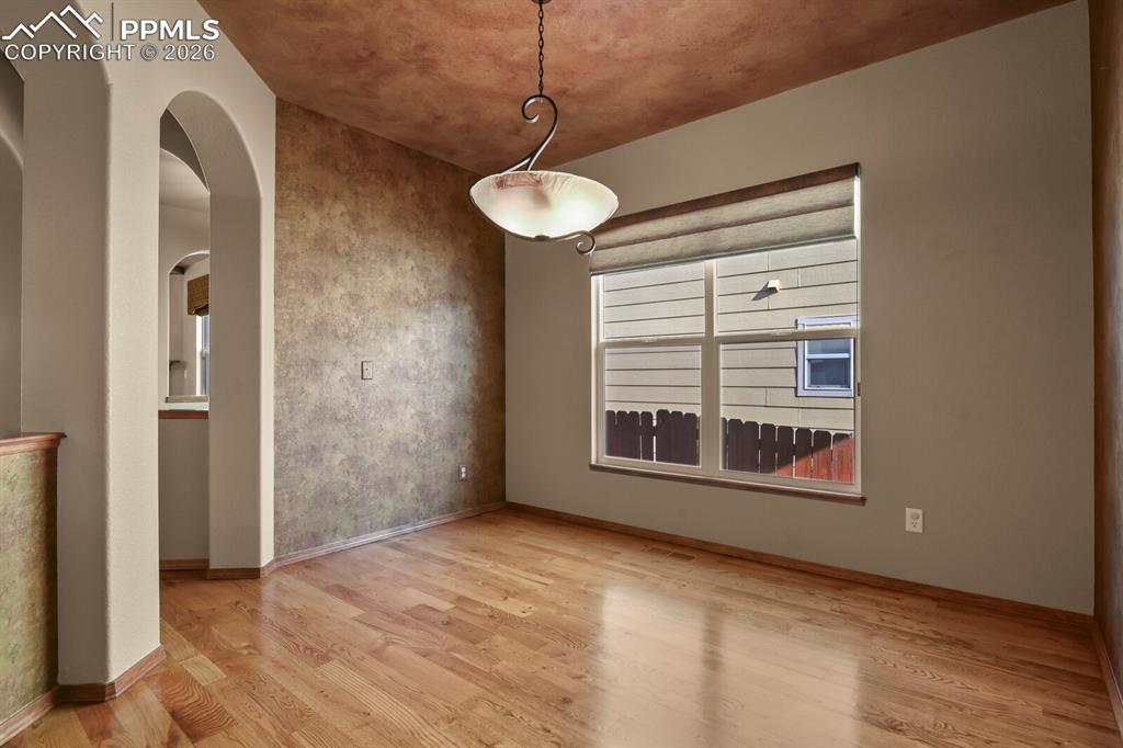 Image 16 of 49: Dining Area