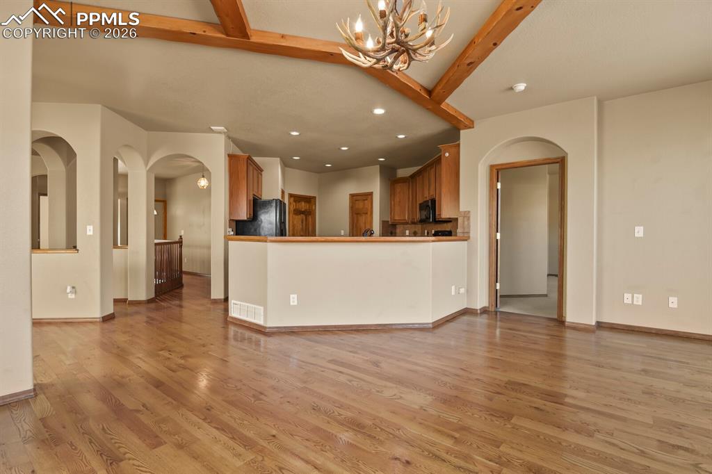 Image 22 of 49: Kitchen