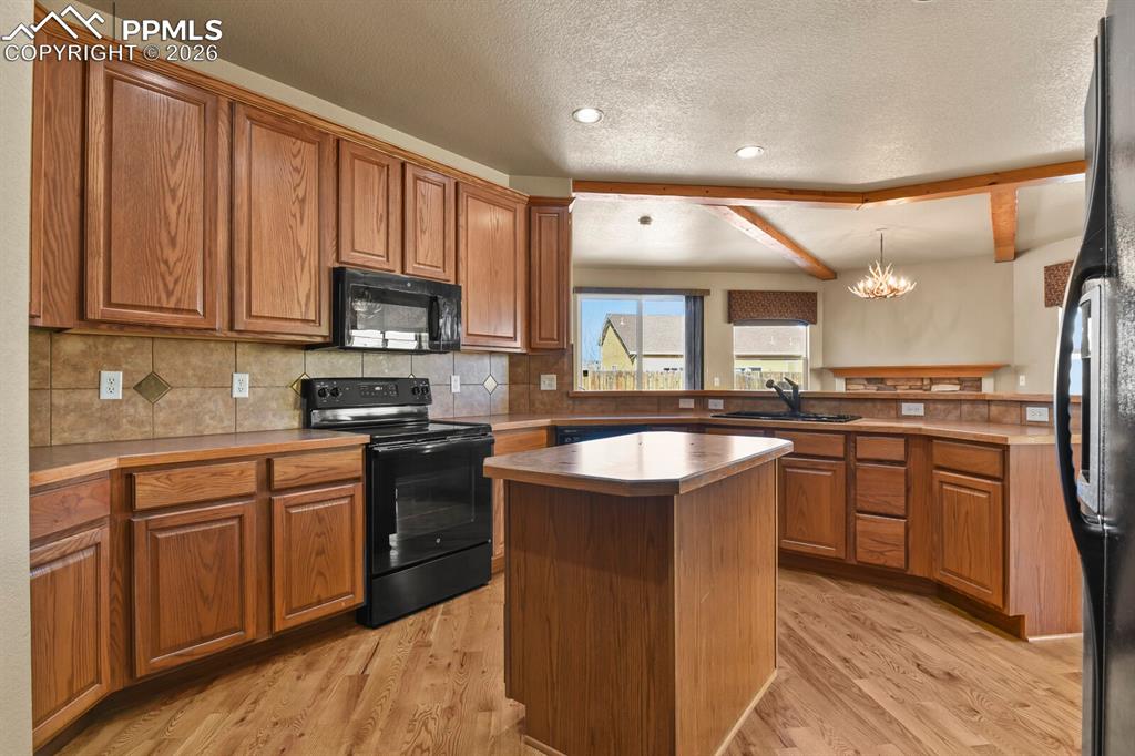 Image 27 of 49: Kitchen