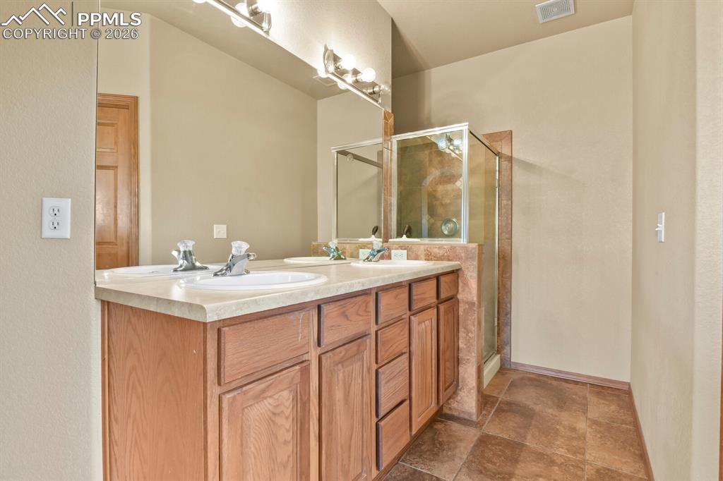 Image 31 of 49: Bathroom