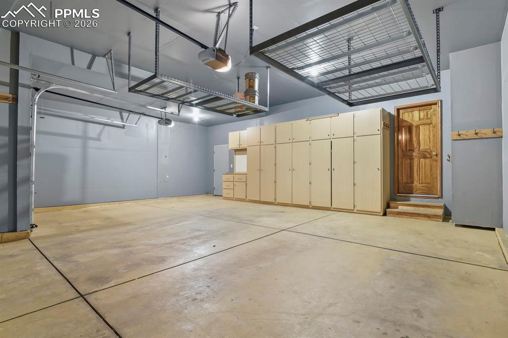 Image 45 of 49: Garage