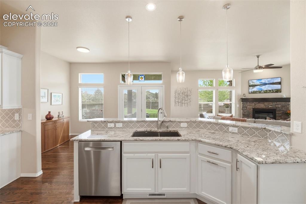 Image 10 of 40: Kitchen