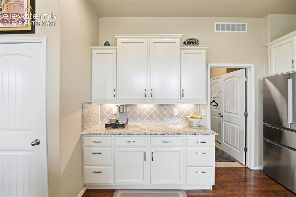 Image 11 of 40: Kitchen