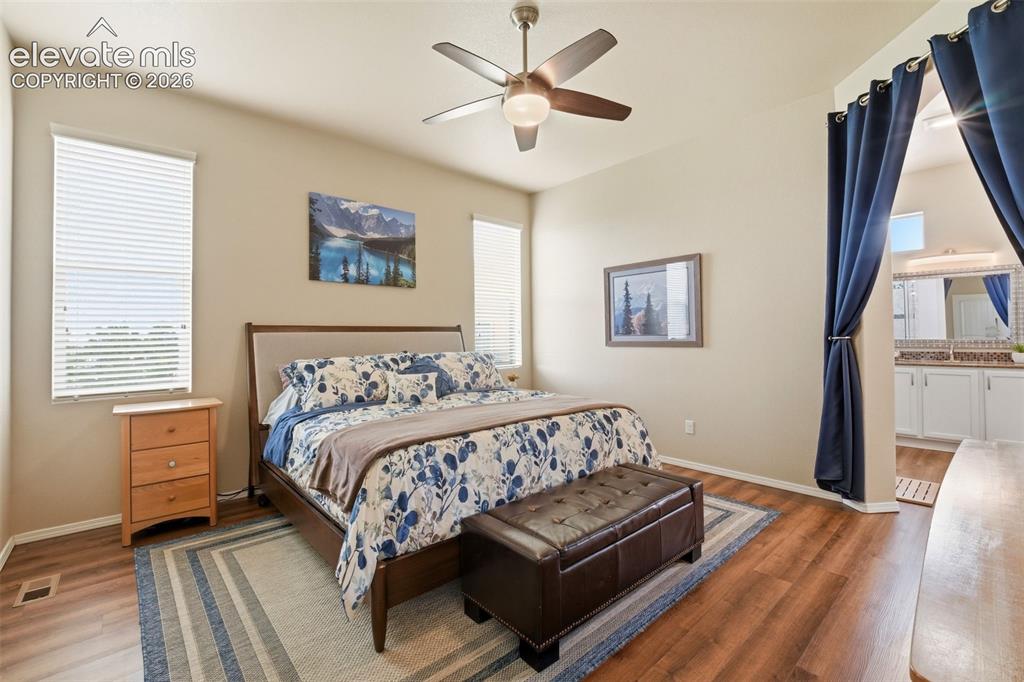 Image 14 of 40: Bedroom