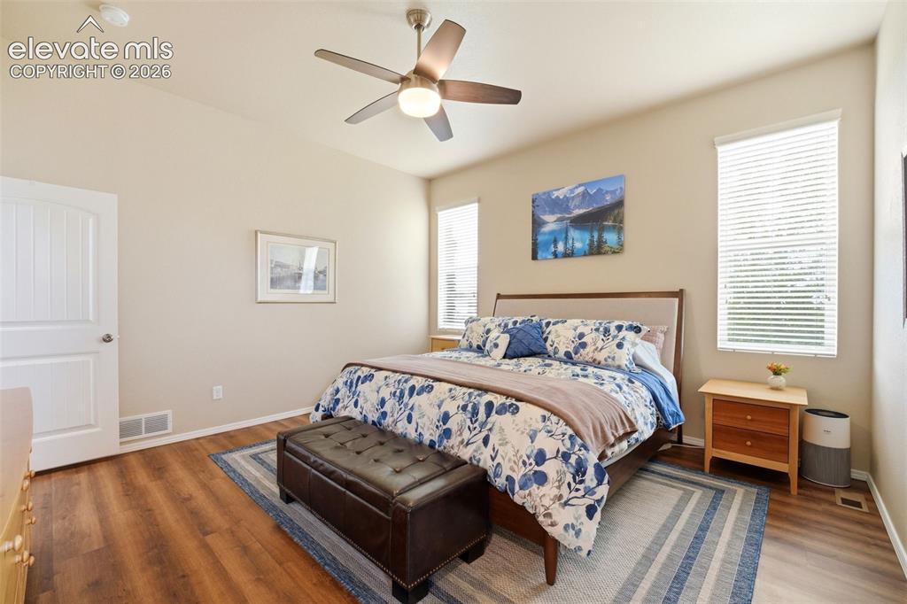Image 15 of 40: Bedroom