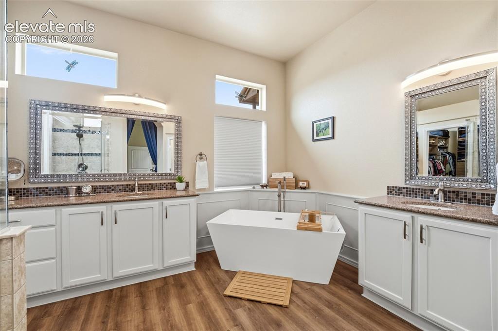 Image 16 of 40: Bathroom