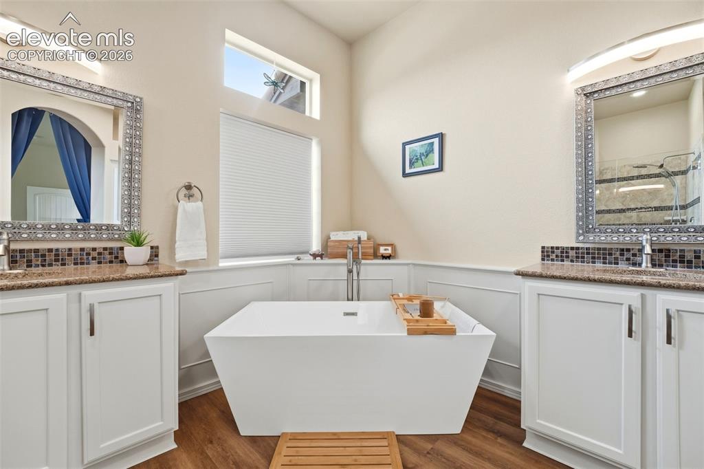 Image 17 of 40: Bathroom