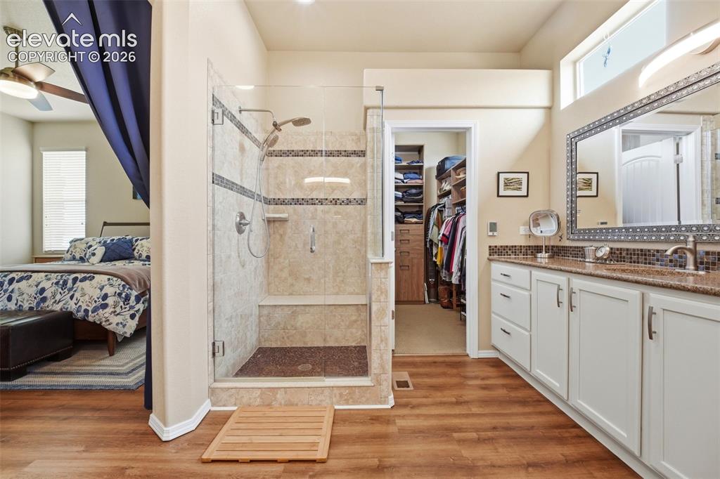 Image 18 of 40: Bathroom