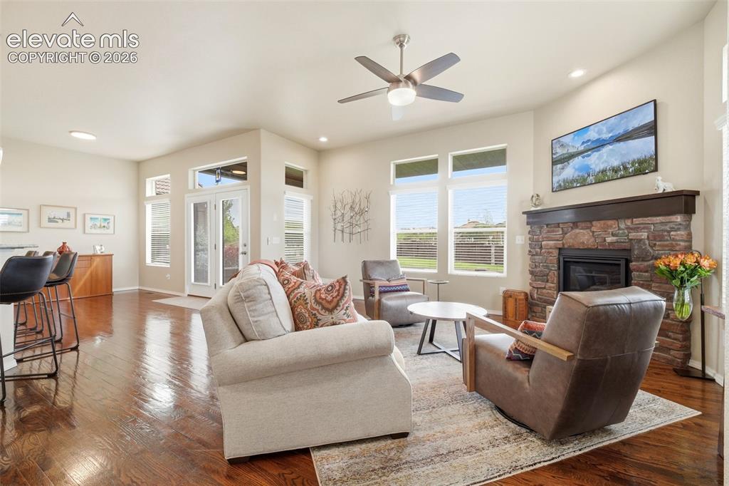 Image 5 of 40: Living Room
