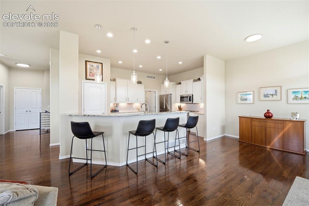 Image 7 of 40: Kitchen