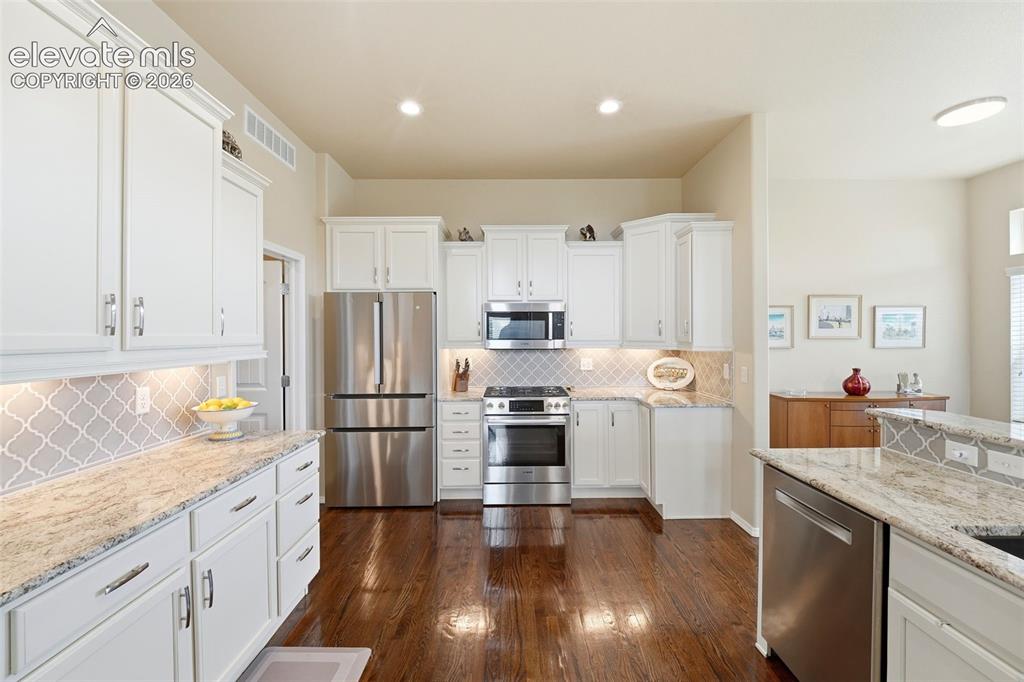 Image 9 of 40: Kitchen