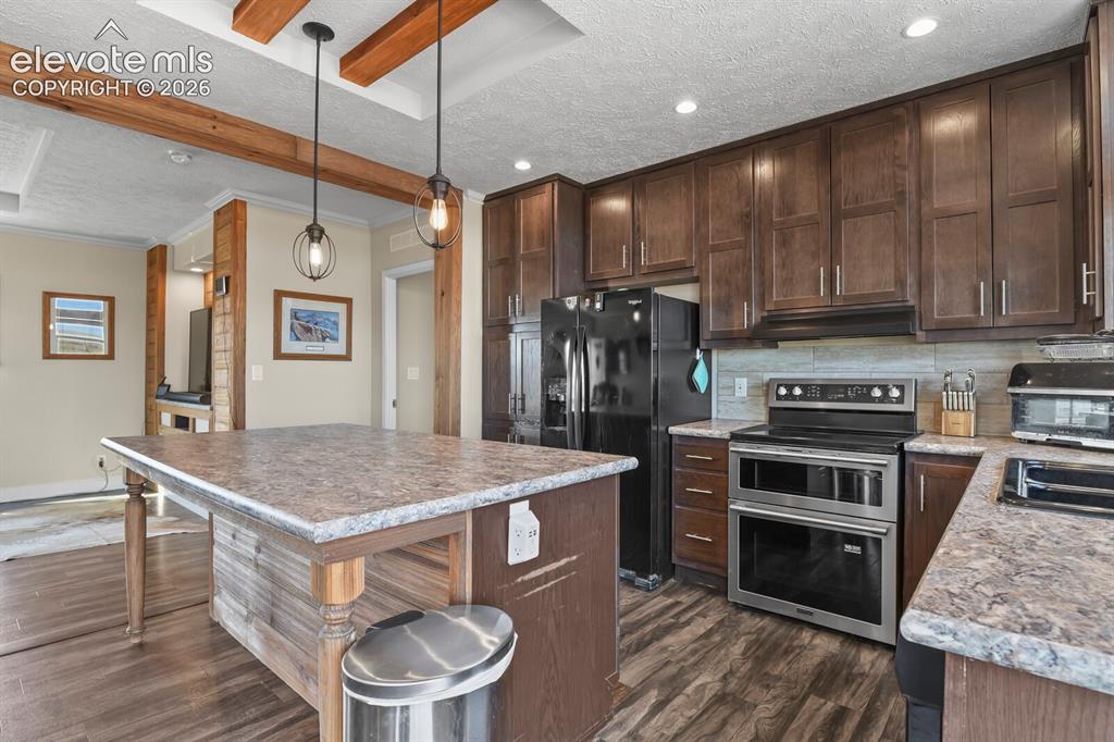 Image 8 of 50: Kitchen