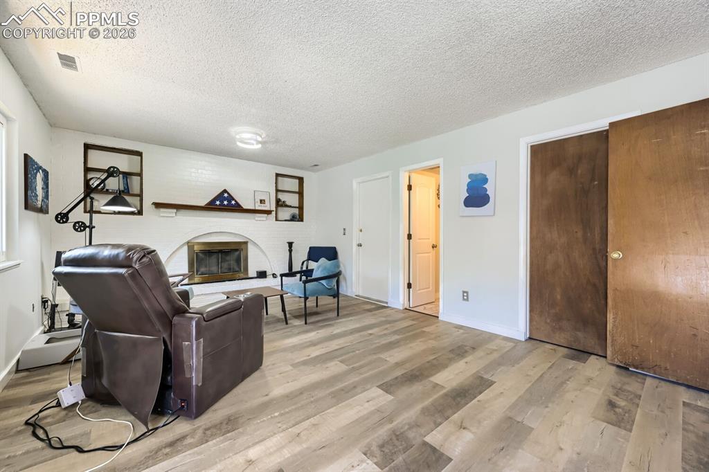 Image 14 of 27: Family Room