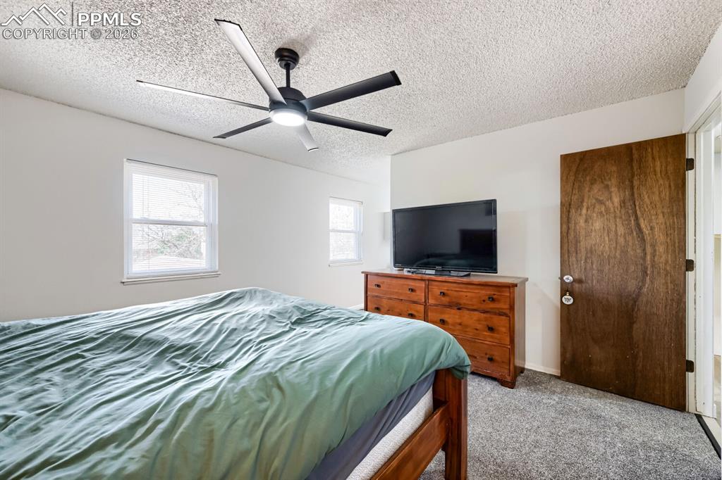 Image 18 of 27: Bedroom