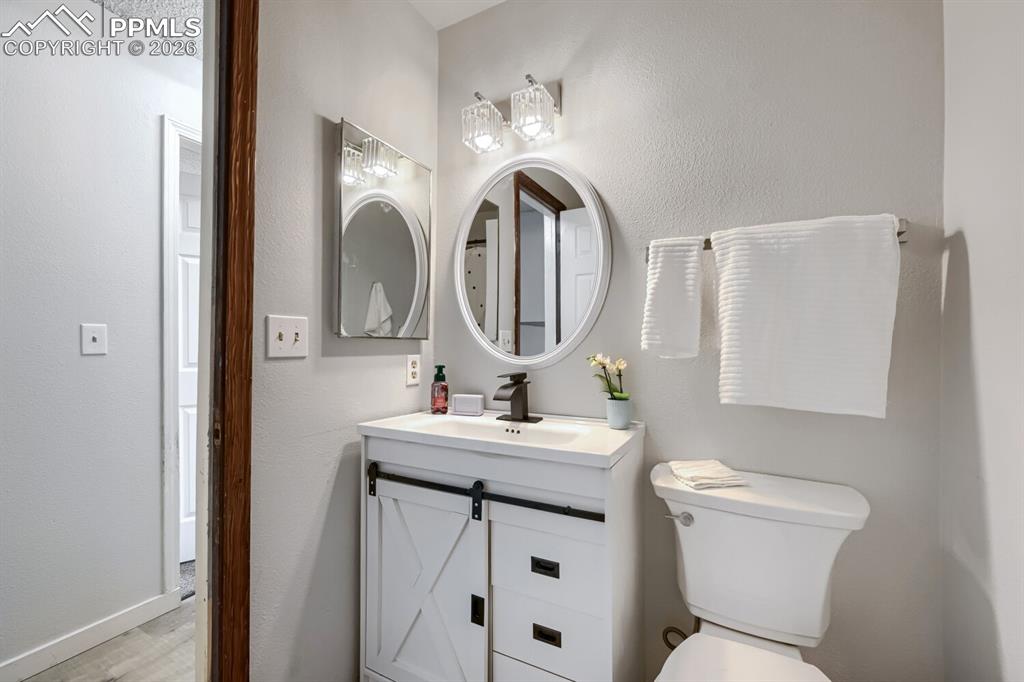 Image 23 of 27: Bathroom