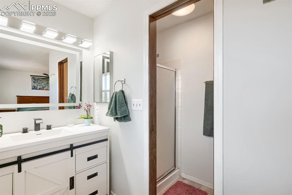 Image 24 of 27: Bathroom