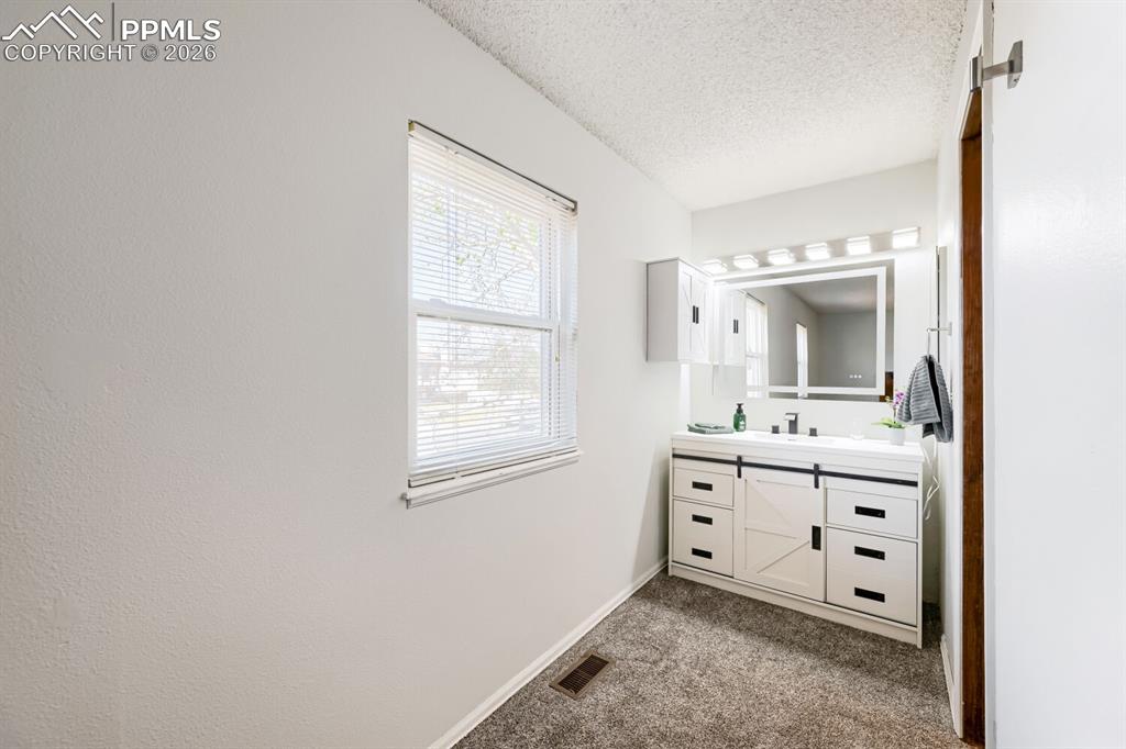 Image 25 of 27: Bathroom