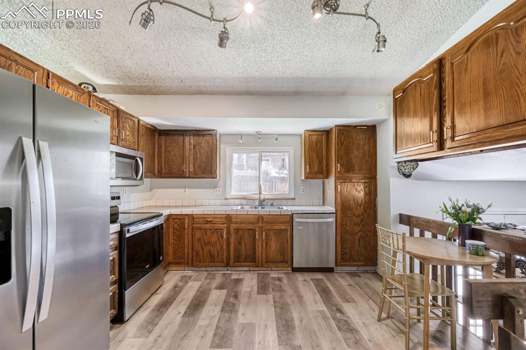 Image 8 of 27: Kitchen