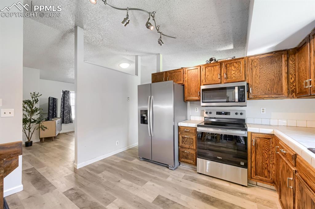 Image 9 of 27: Kitchen