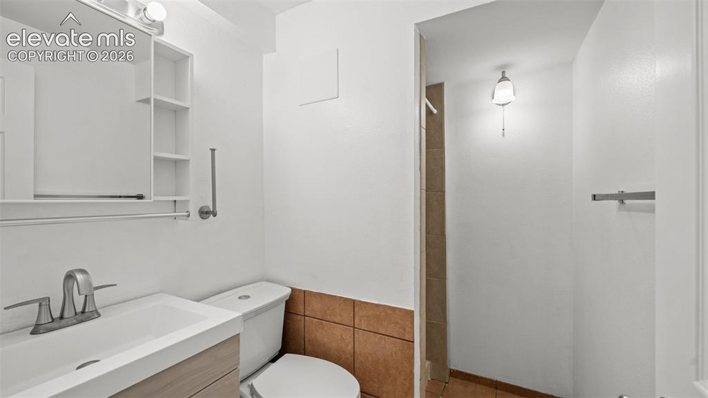 Image 19 of 37: Bathroom
