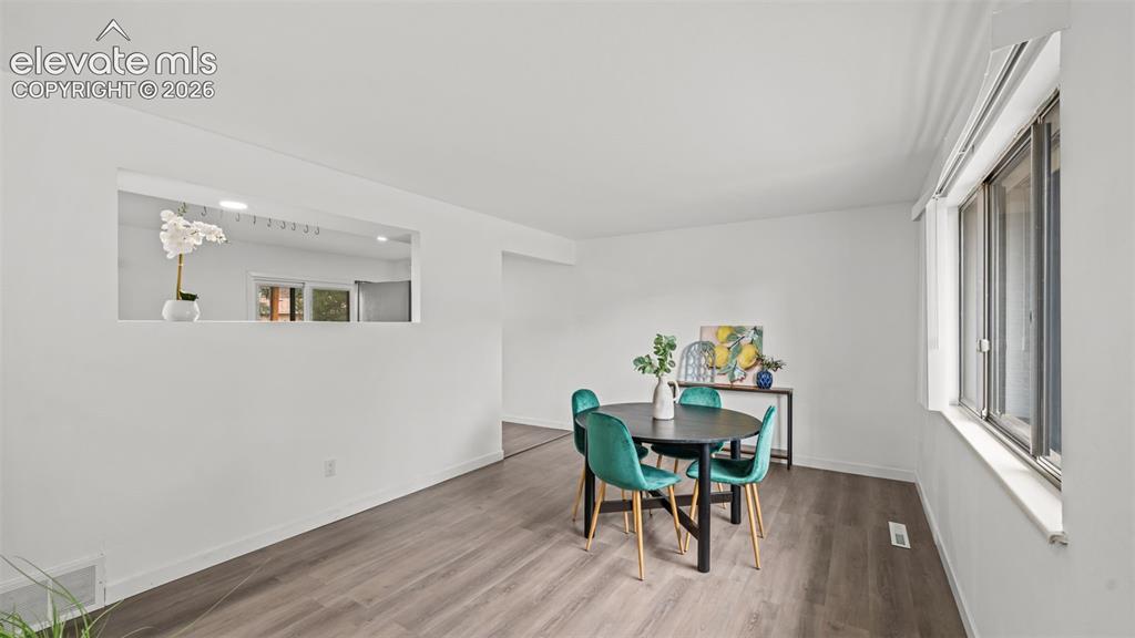 Image 5 of 37: Dining Area