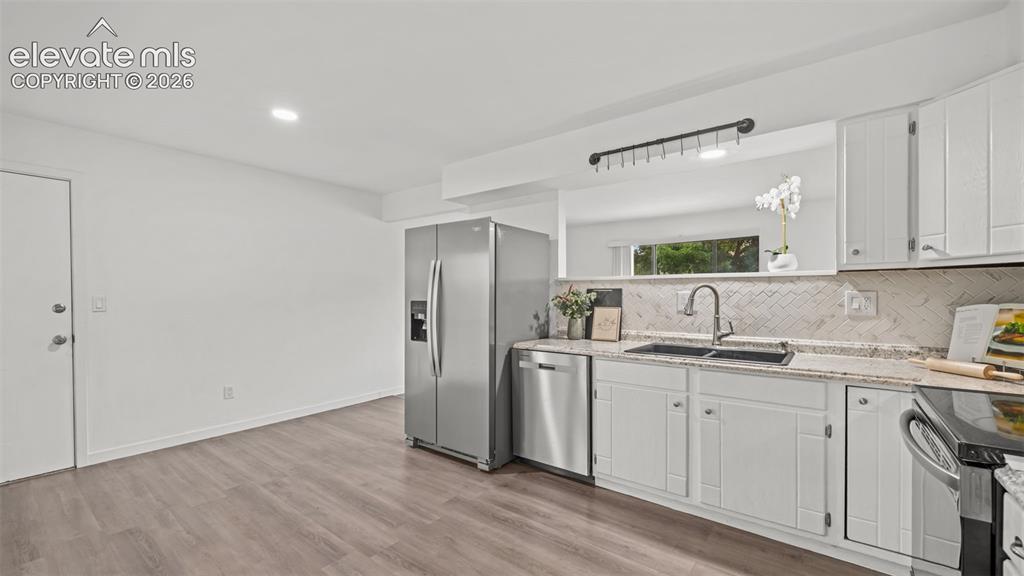 Image 7 of 37: Kitchen