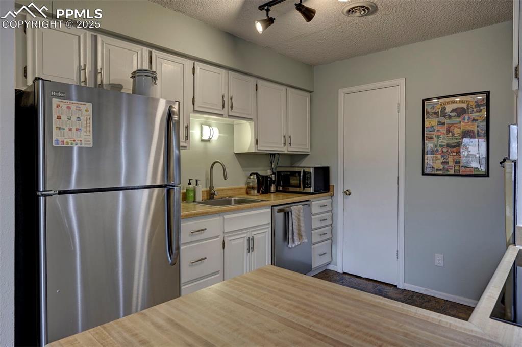 Image 15 of 36: Kitchen