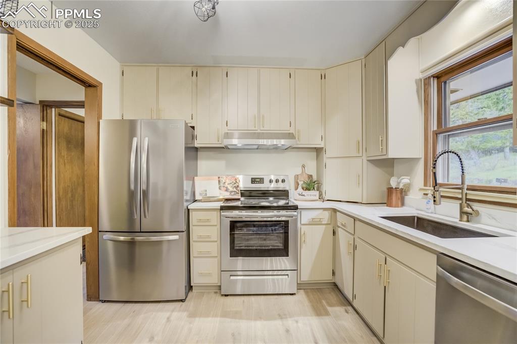 Image 10 of 33: Kitchen
