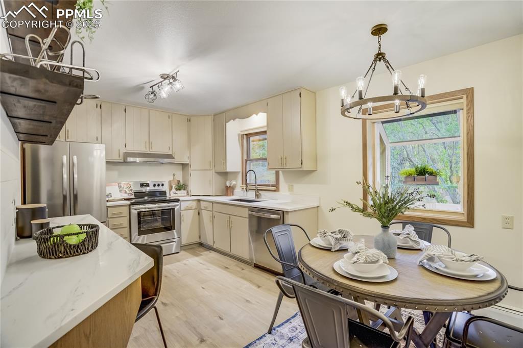 Image 8 of 33: Kitchen