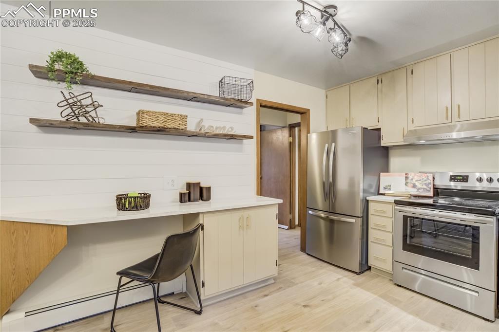 Image 9 of 33: Kitchen