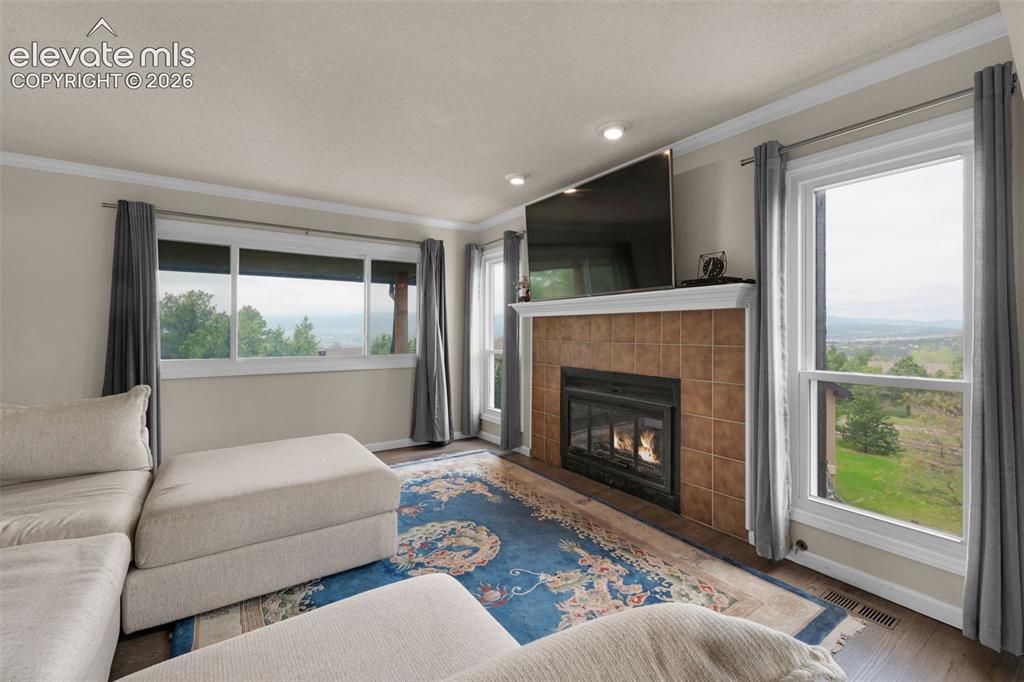 Image 11 of 39: Dining Area