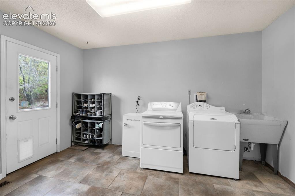 Image 15 of 39: Kitchen