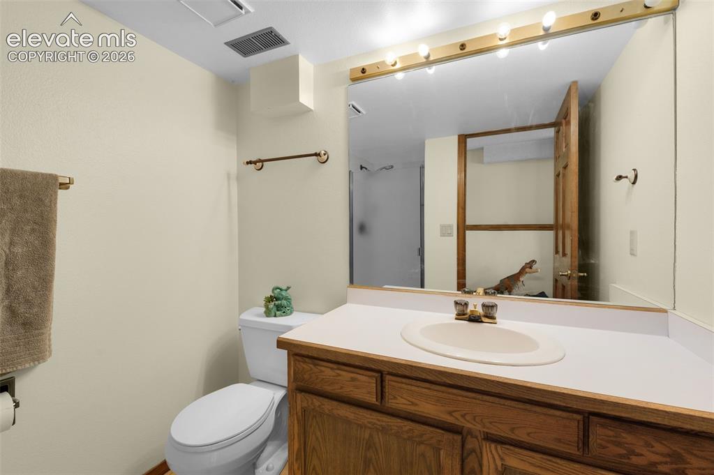 Image 32 of 39: Bathroom