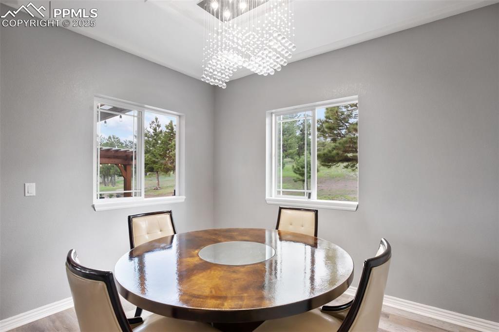 Image 14 of 43: Dining Area