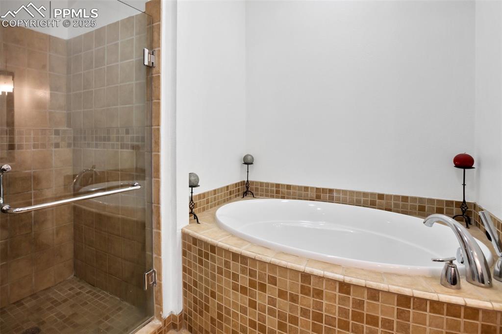 Image 17 of 43: Bathroom