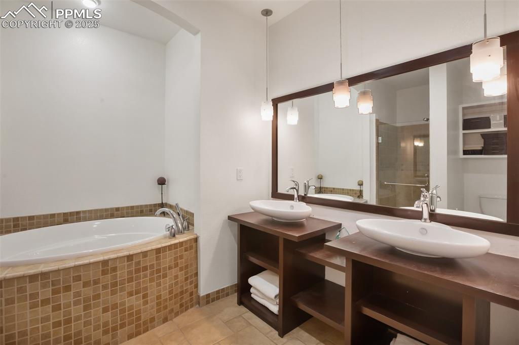Image 18 of 43: Bathroom