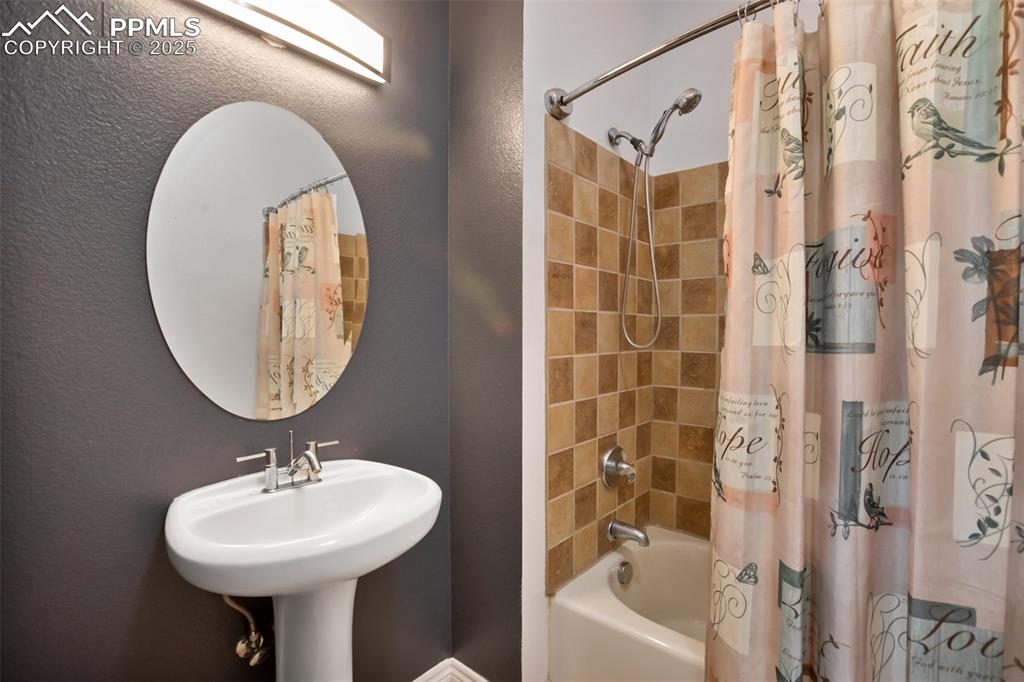 Image 22 of 43: Bathroom