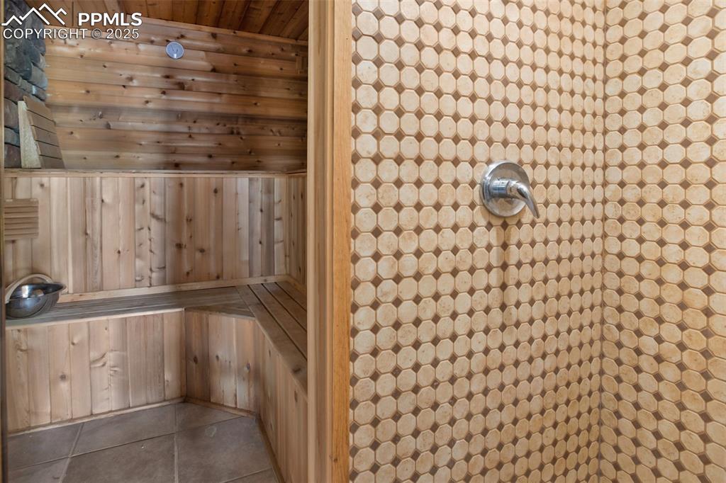 Image 26 of 43: Sauna