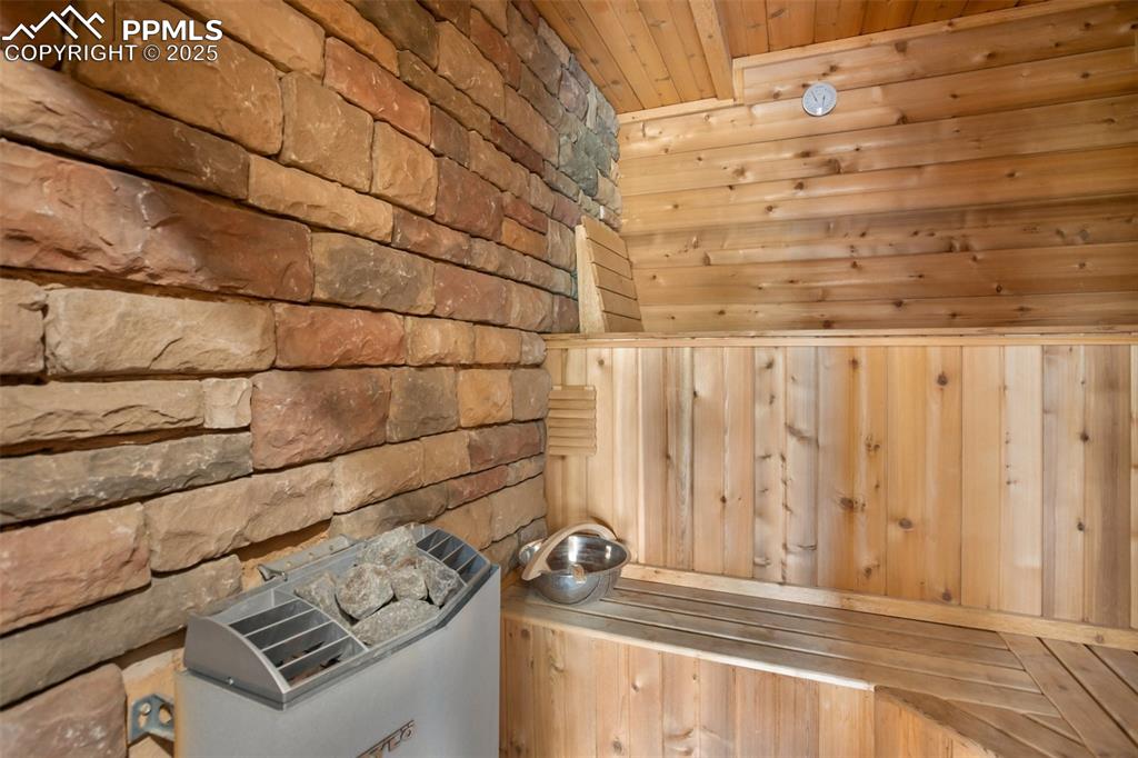 Image 27 of 43: Sauna