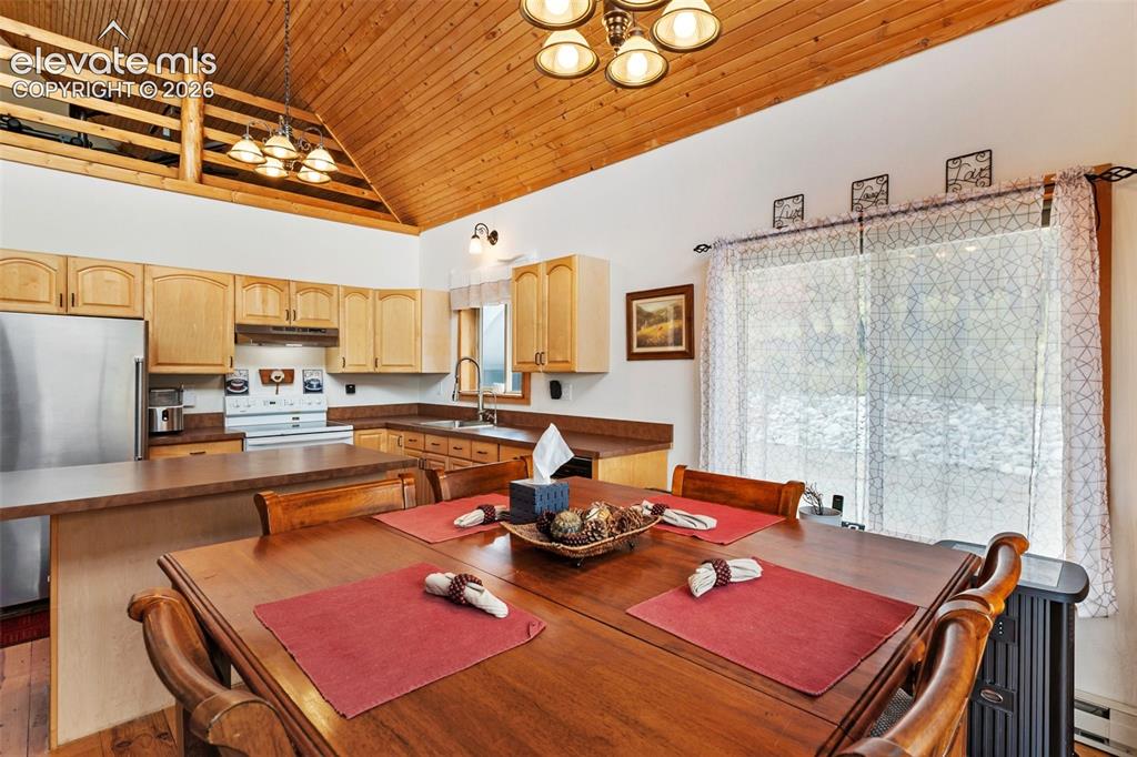 Image 11 of 40: Dining Area 