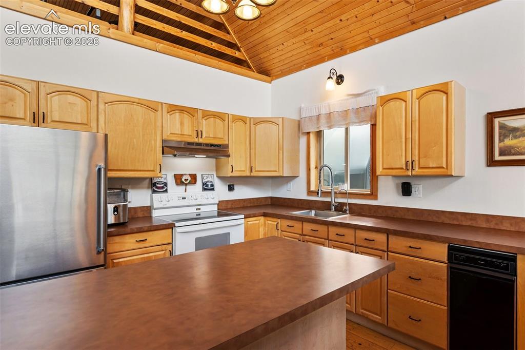 Image 8 of 40: Kitchen 