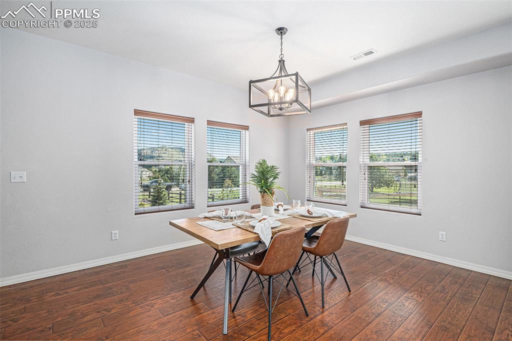 Image 19 of 44: Dining Area